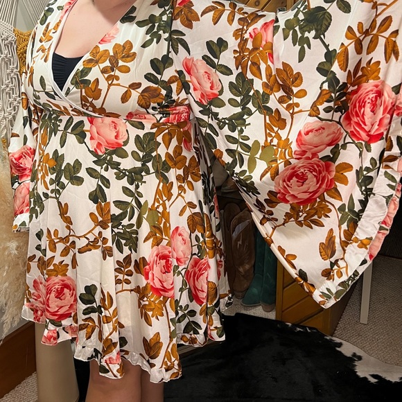 Floral bell sleeve dress - Picture 2 of 2